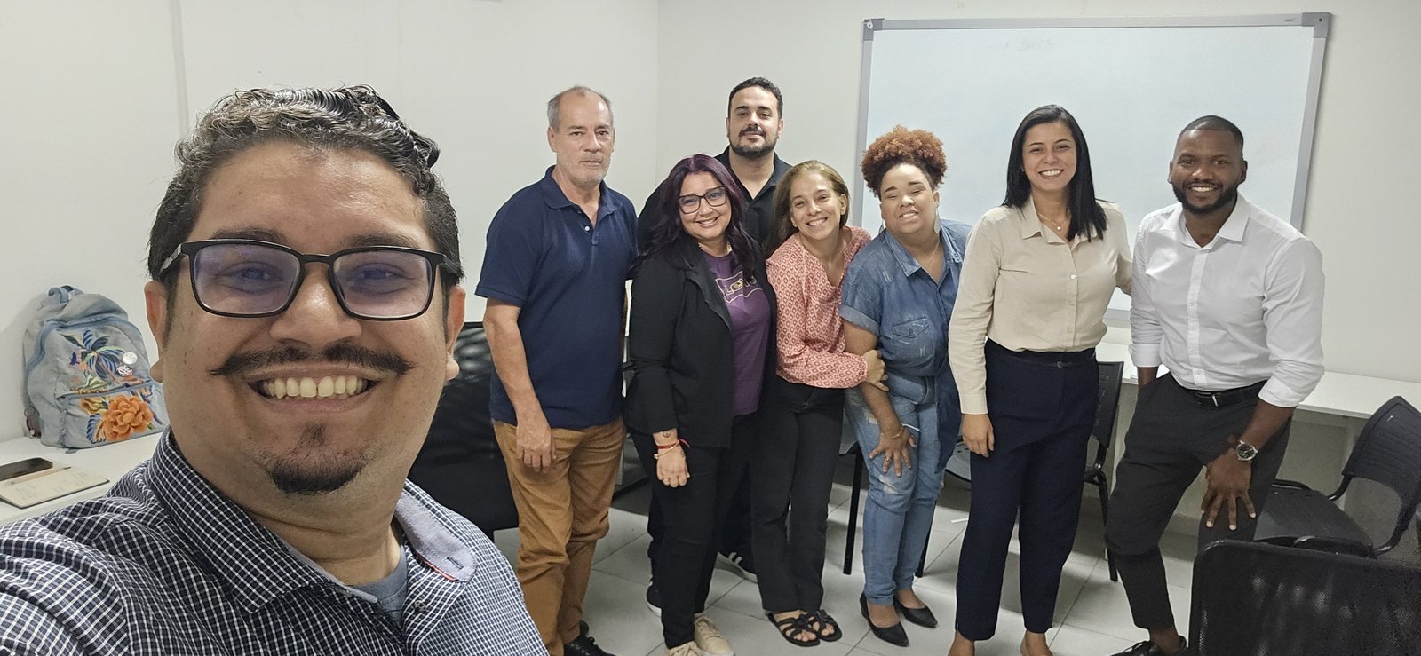 André Santana em foto com um grupo de participantes após um encontro presencial