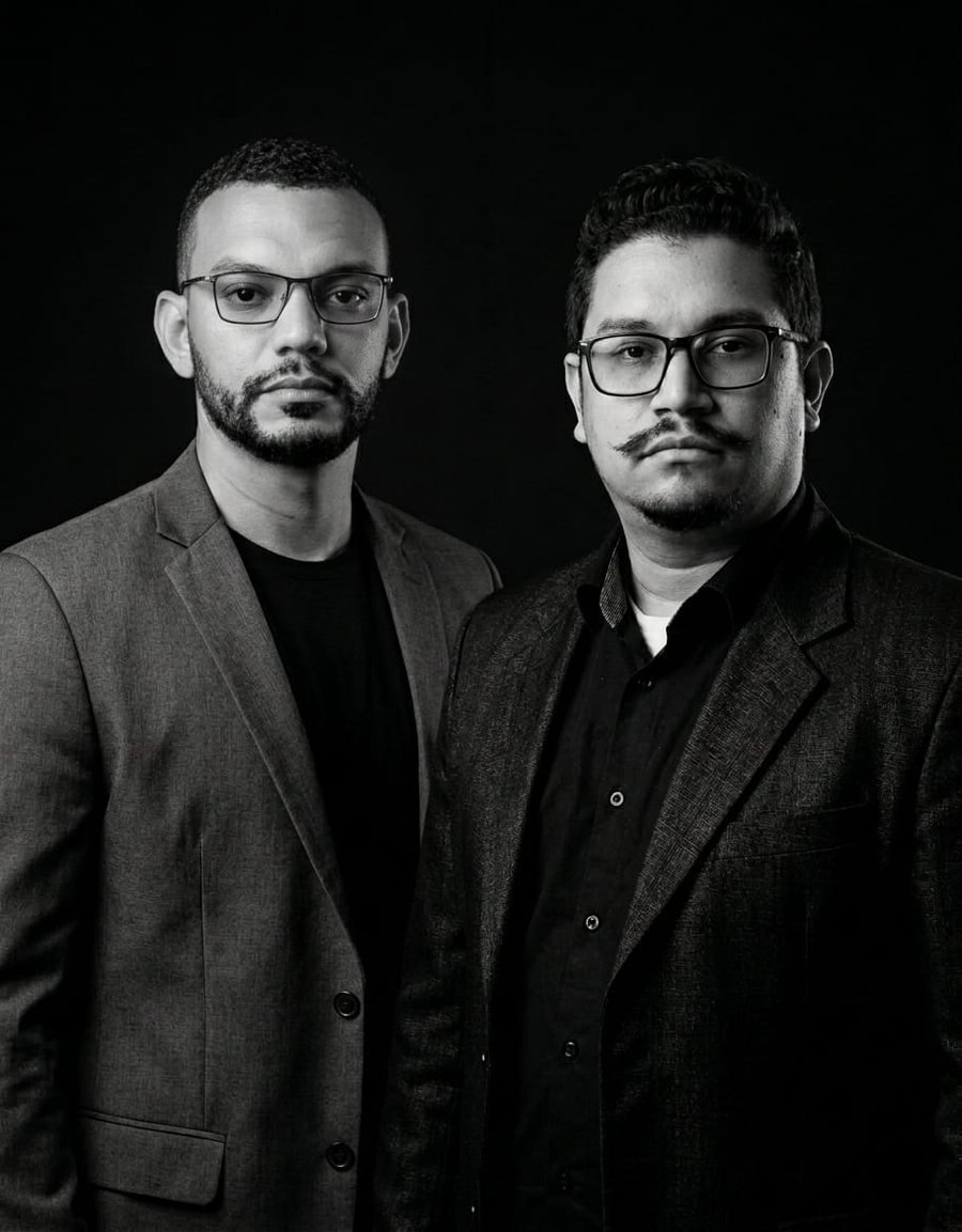 André Santana e Douglas Nogueira, sócios da Doutor Tráfego Pago, em retrato em preto e branco
